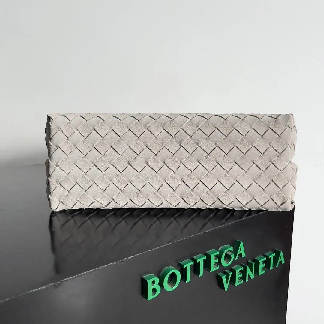 The 2023 new Andiamo batch of 2260 BV has been shipped‼ ️Really popular🔥The new Andiamo woven handbag launched by Bottega Veneta this season is really popular all over the world! ! Celebrities at home and abroad have worn it, and Oscar-winning actress Michelle Yeoh has taken it out on the street. Song Jia, Trai Yara, Yu Feihong, Sanji Ayaka, Rosie Hunting-Whiteley, Yoshioka Riho, etc. have all picked up this bag. It is classic and versatile, showing off its temperament, and the bag capacity is also large, which is very convenient for daily commuting! ! A variety of carrying methods, the shoulder straps can be adjusted by yourself, the original lambskin feels soft and delicate, and the neutral style is made to break gender boundaries and bring a more practical and long-lasting use experience. Andiamo, which has both elegant and casual styles, perfectly interprets the true appearance of "fashionable old money style". Style number: 743572 Size: 32*24*12